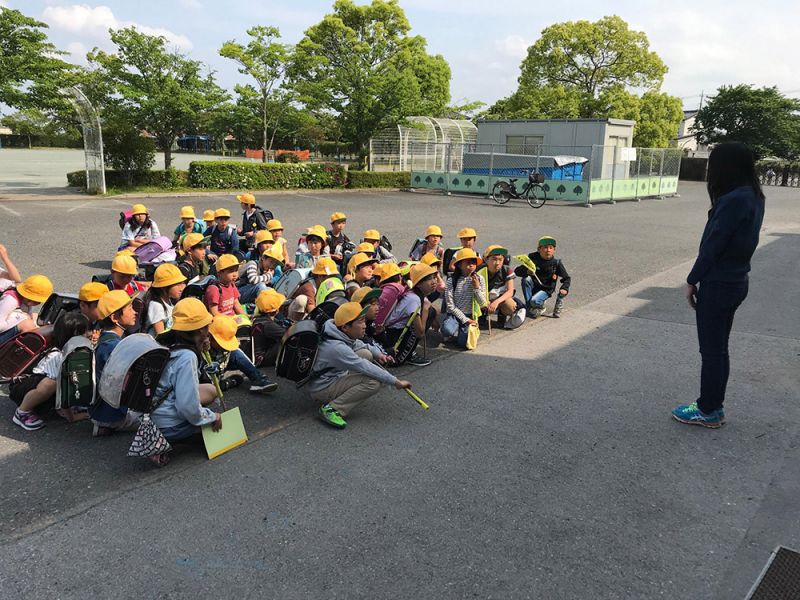 trẻ em tập trung theo nhóm đi học